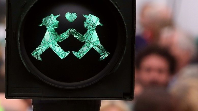 Padres alemães desafiam Vaticano e abençoam casais do mesmo sexo