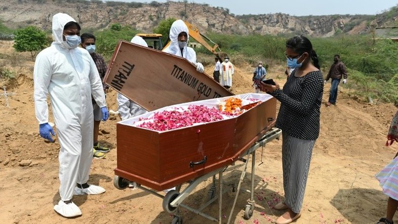 Índia supera 4.000 mortes diárias por covid e debate sobre patentes continua