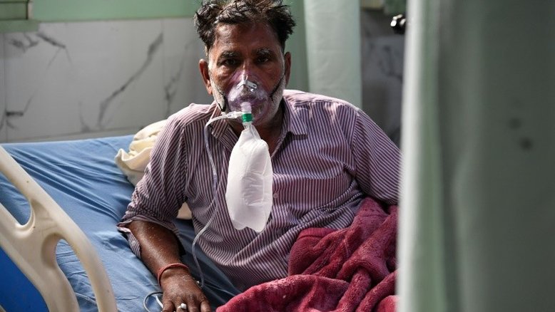 Índia se aproxima de 4.000 mortes por dia; EUA apoia suspensão de patentes de vacinas anticovid