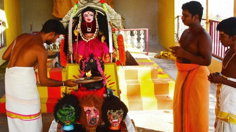 Hindus rezam para a 'Deusa Corona' na Índia