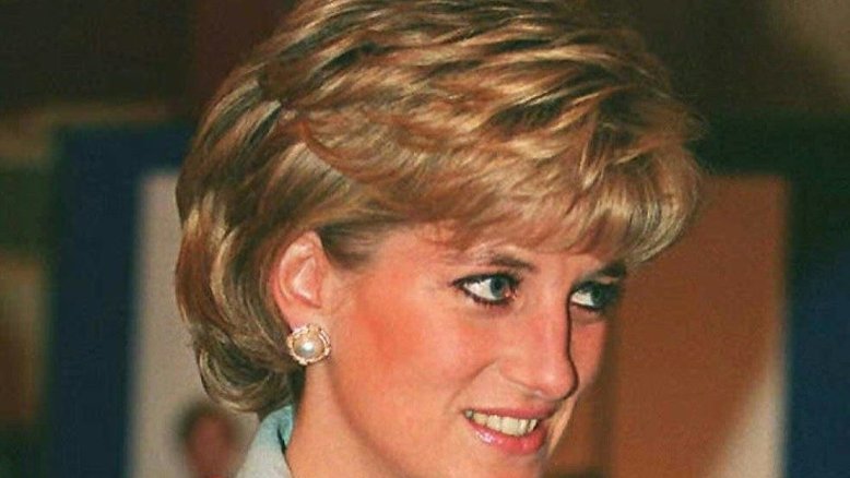 Jornalista da BBC que enganou Diana para obter entrevista se desculpa