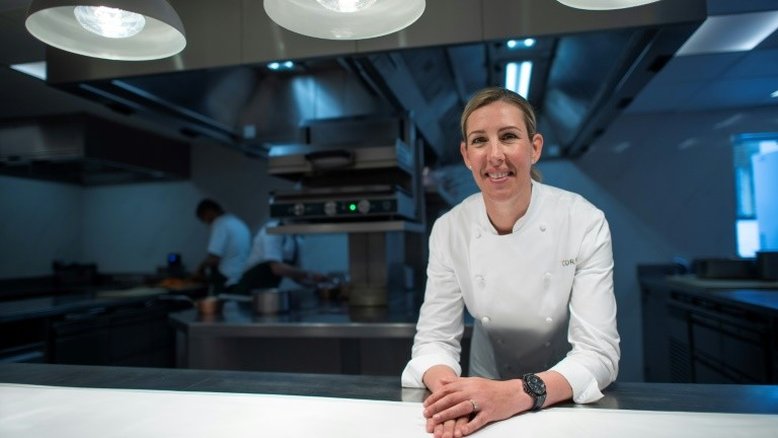 Única britânica com 3 estrelas Michelin, chef Clare Smyth reabre suas portas
