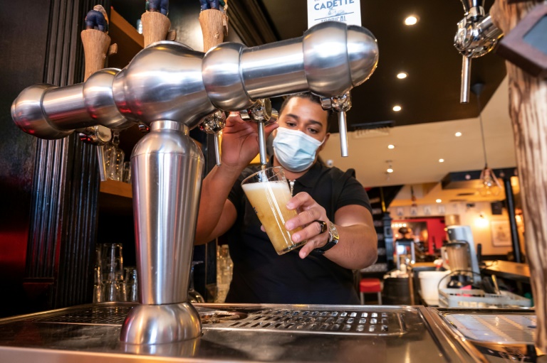 França abrirá áreas externas de bares e restaurantes em 19 de maio