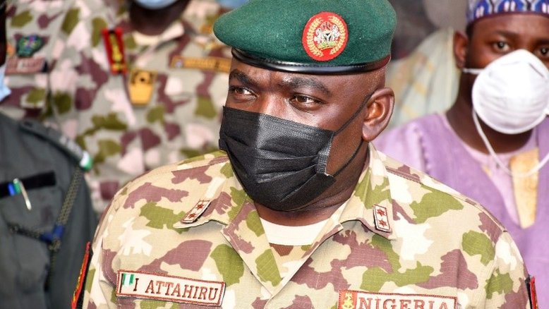 Morre em queda de avião comandante do Exército da Nigéria, que luta contra o jihadismo