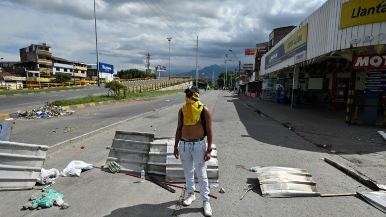 Duque exige fim de bloqueios em meio a grandes protestos na Colômbia