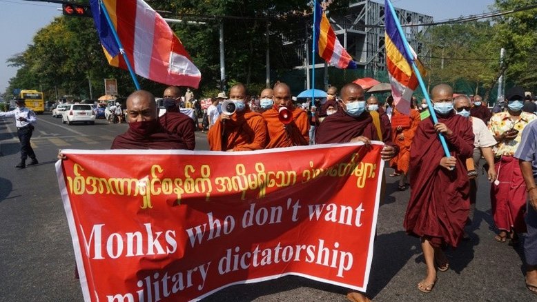 Monges birmaneses divididos a respeito da junta militar