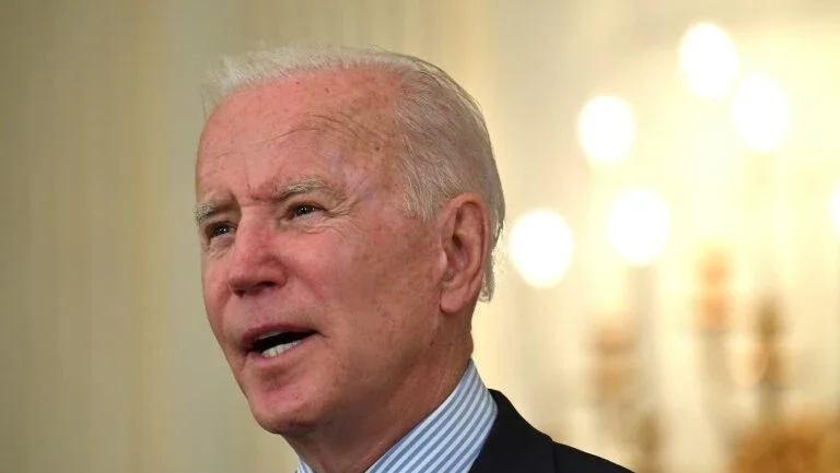 Biden quer vacinar mais adultos contra a covid e incluir adolescentes
