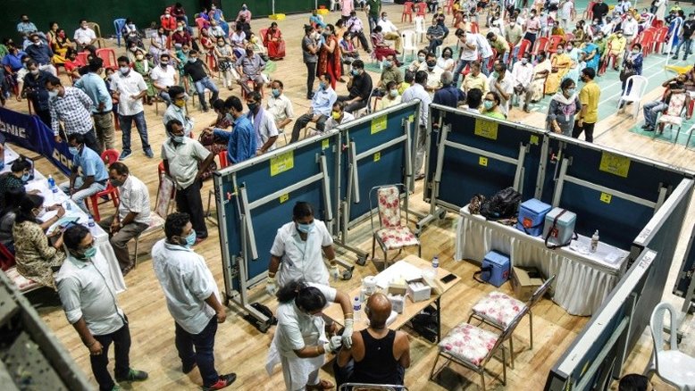 Reserva de vagas pela Internet para vacinação expõe divisão digital na Índia