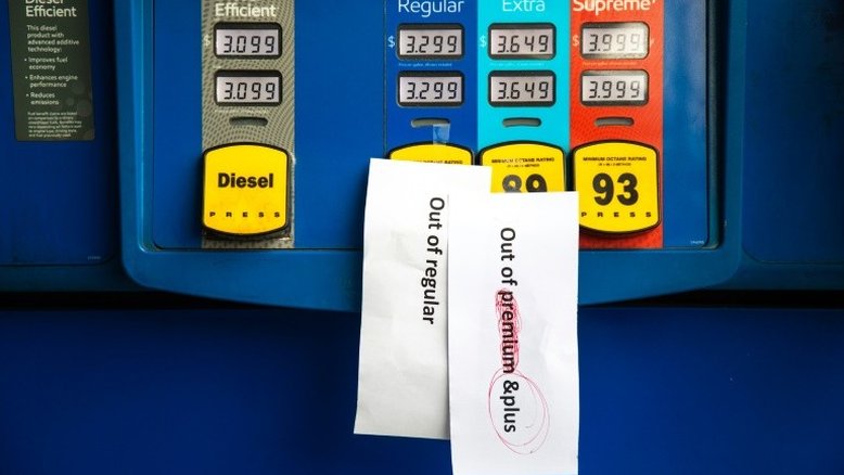 Pânico em postos de gasolina dos EUA após reativação parcial de rede de oleodutos