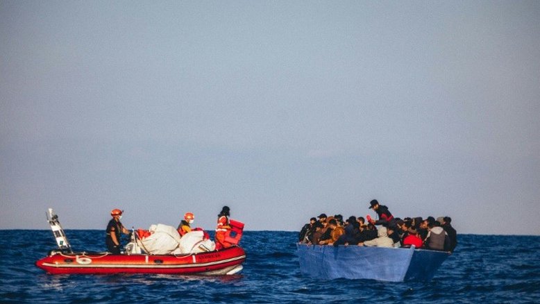 Itália autoriza ONG a desembarcar 415 migrantes em Sicília