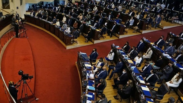 Congresso de El Salvador, com maioria governista, destitui juízes e procurador-geral