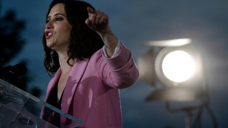 Isabel Díaz Ayuso, heroína conservadora e rival de Pedro Sánchez na Espanha