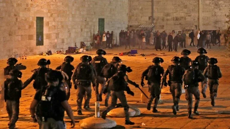 Palestinos convocam novos protestos em Jerusalém após madrugada violenta