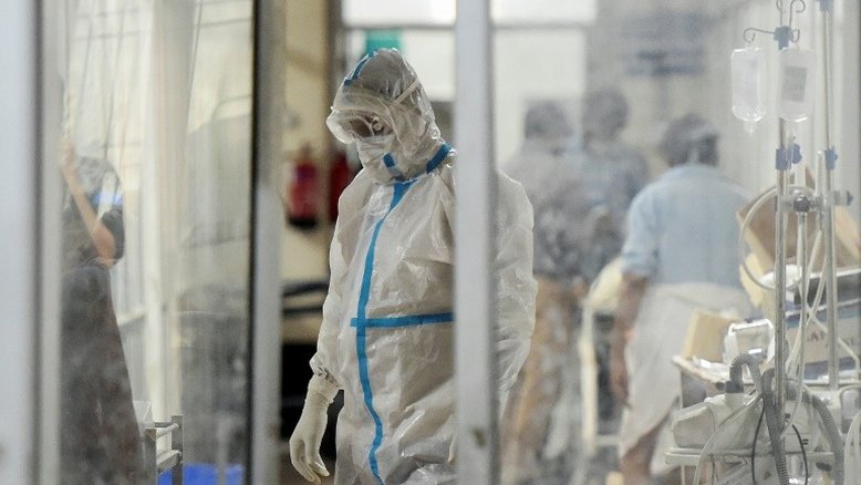 Índia supera 20 milhões de casos de coronavírus; Brasil sofre com falta de vacina para 2ª dose