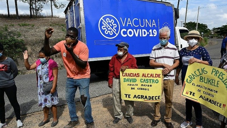 Hondurenhos comemoram com aplausos chegada de vacinas anticovid doadas por El Salvador