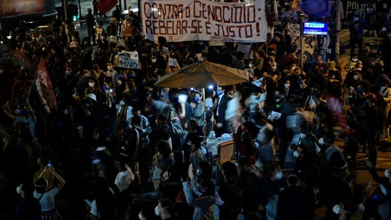 Milhares protestam contra racismo e violência policial no Brasil