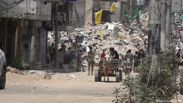 Palestinos buscam respostas nos escombros de Gaza