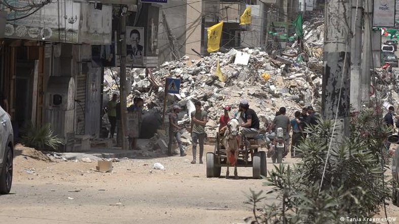 Palestinos buscam respostas nos escombros de Gaza