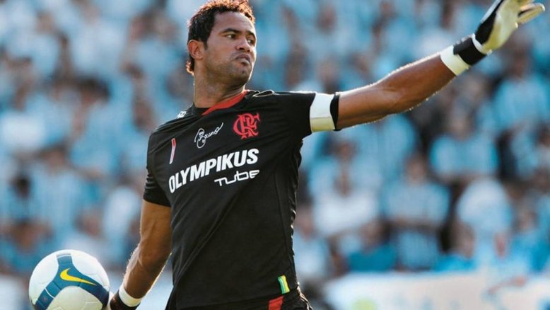 Goleiro Bruno é barrado após tentar entrar sem máscara na sede do Flamengo