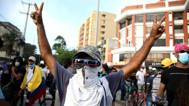 Menor comete suicídio após suposta agressão policial durante protestos na Colômbia