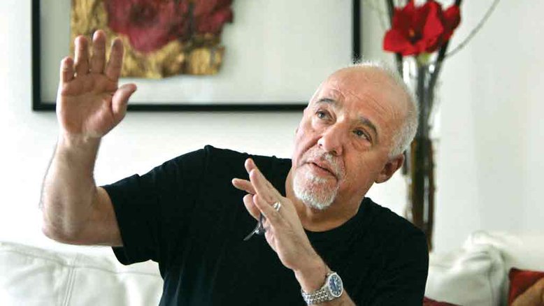 'Genocida está sangrando aos poucos', diz Paulo Coelho sobre Bolsonaro