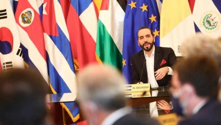 Bukele convoca embaixadores em El Salvador para reclamar de críticas ao país