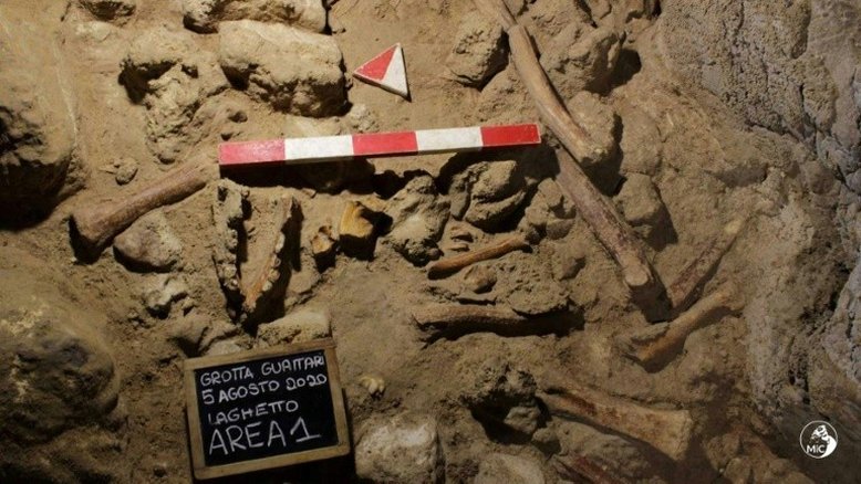 Encontram evidências de nove neandertais em caverna na Itália