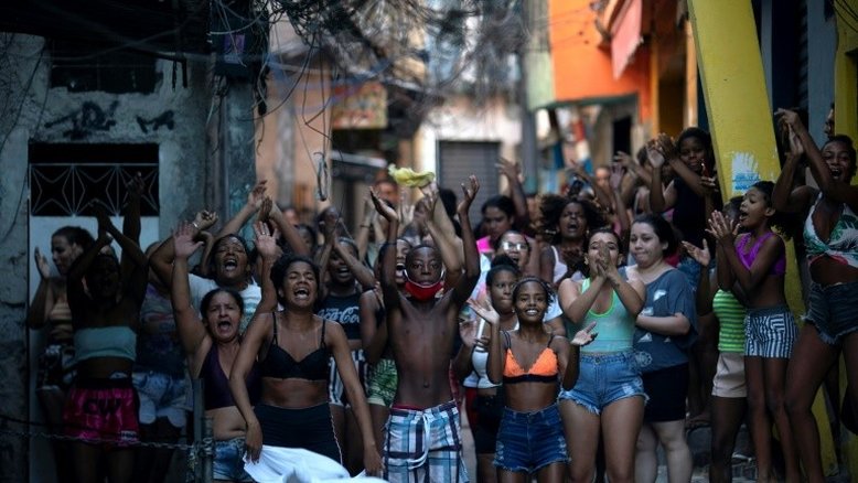 Polícia do Rio enfrenta enxurrada de críticas após operação sangrenta