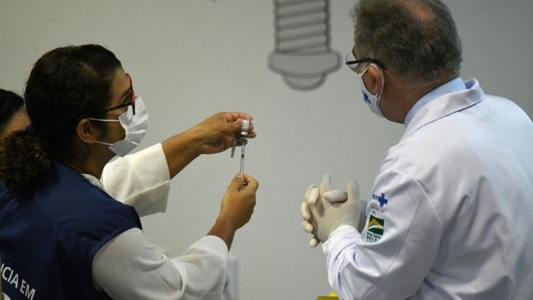 Vacinação no Brasil avança aos tropeços em meio à hecatombe sanitária