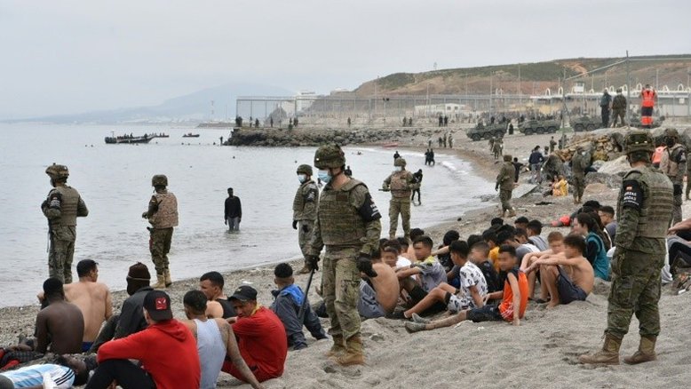 Calma na fronteira de Ceuta, confrontos com migrantes no Marrocos