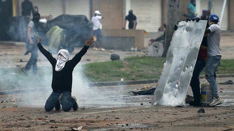 Venezuela denuncia 'massacre' na Colômbia após mortes em manifestações