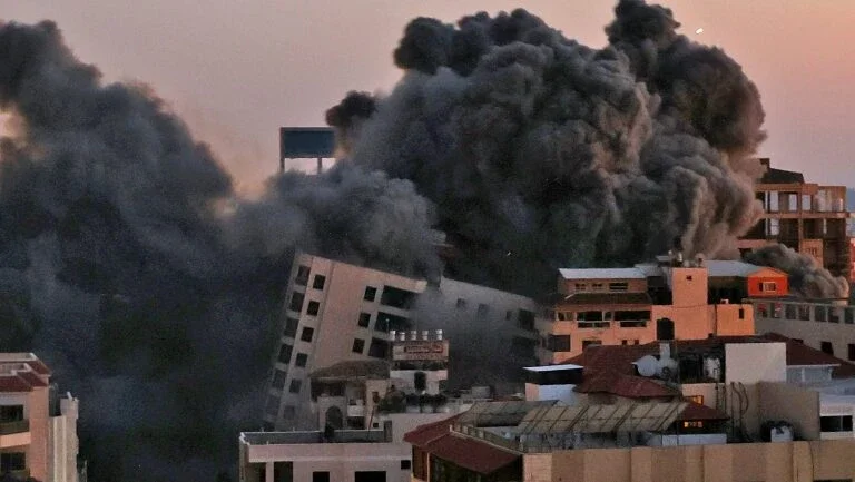 Bombardeio israelense destrói imóvel de 12 andares em Gaza