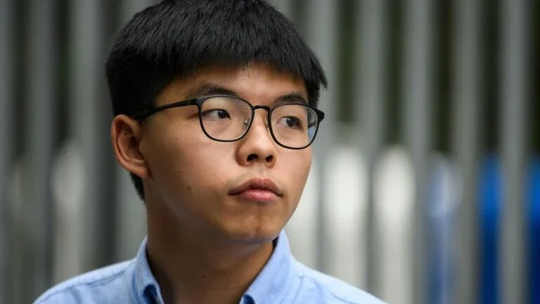 Dissidente Joshua Wong condenado a mais 10 meses de prisão em Hong Kong