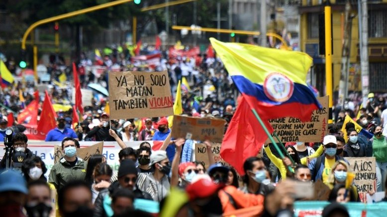Milhares protestam pelo quarto dia consecutivo contra reforma tributária na Colômbia
