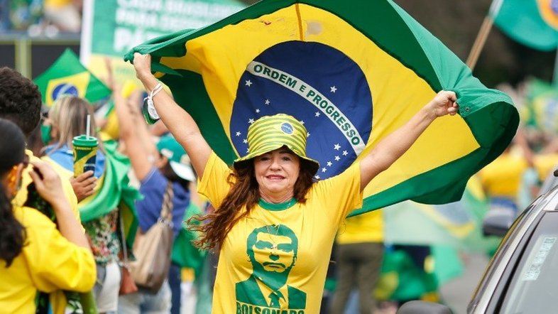 Manifestações pró-Bolsonaro concentram milhares em meio à pandemia