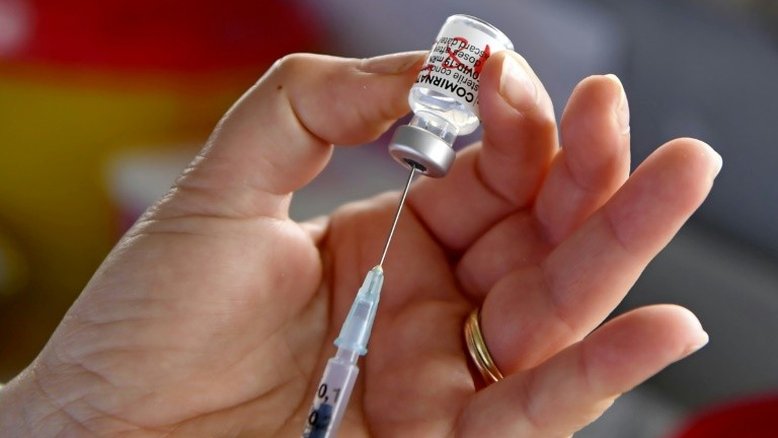Influenciadores recebem propostas misteriosas para desacreditar vacina da Pfizer