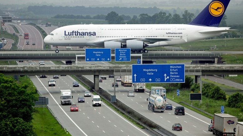 Tráfego aéreo de passageiros desacelera queda em março