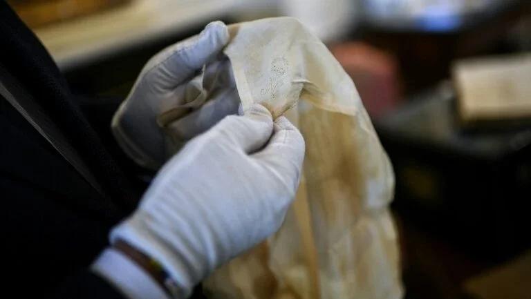 Cabelo e lenço de Napoleão serão leiloados para marcar o bicentenário de sua morte