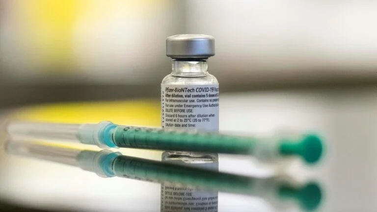 EUA autoriza vacina anticovid da Pfizer a menores de 12 a 15 anos