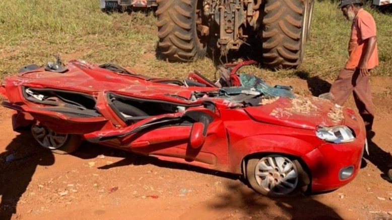 Casal escapa por pouco de acidente que esmagou carro em GO
