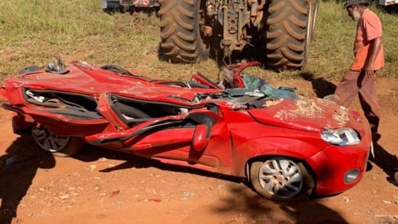 Casal escapa por pouco de acidente que esmagou carro em GO