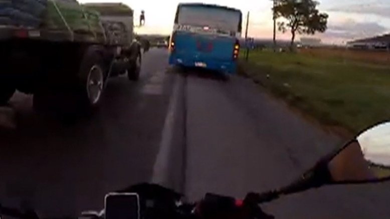 Motociclista filma próprio acidente durante 'racha' em Goiânia