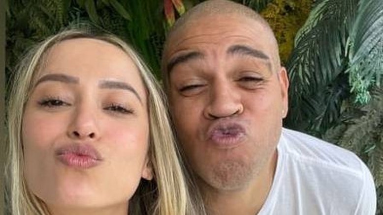 Adriano Imperador apresenta namorada à família no Rio