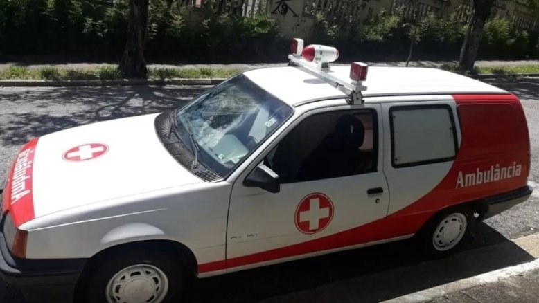 Ambulância de 29 anos é usada como carro particular em SP