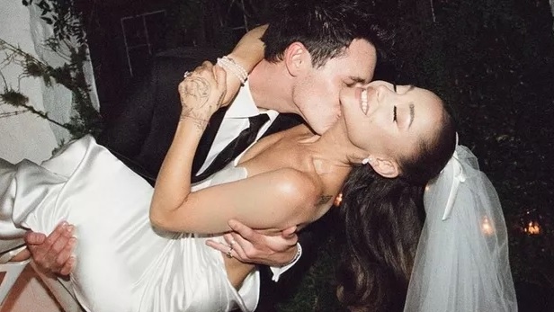 Após se casar em segredo, Ariana Grande abre álbum de fotos do casamento