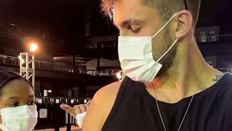 Arthur Picoli, do BBB21, é vacinado contra covid-19 e rebate críticas: 'Calma, gente'