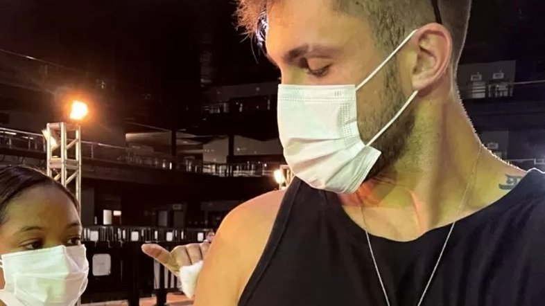 Arthur Picoli, do BBB21, é vacinado contra covid-19 e rebate críticas: 'Calma, gente'