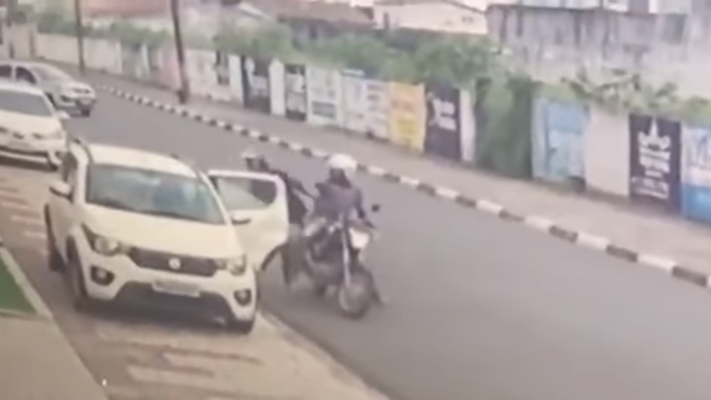 Vídeo: Motorista joga carro contra dupla em moto que tentava assaltar mulher na BA