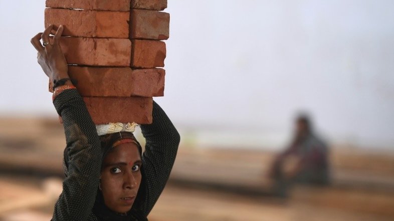 Pandemia leva 230 milhões de indianos à pobreza, afirma estudo
