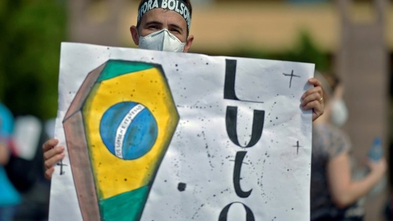 Novo dia de protestos nas ruas contra Bolsonaro no Brasil